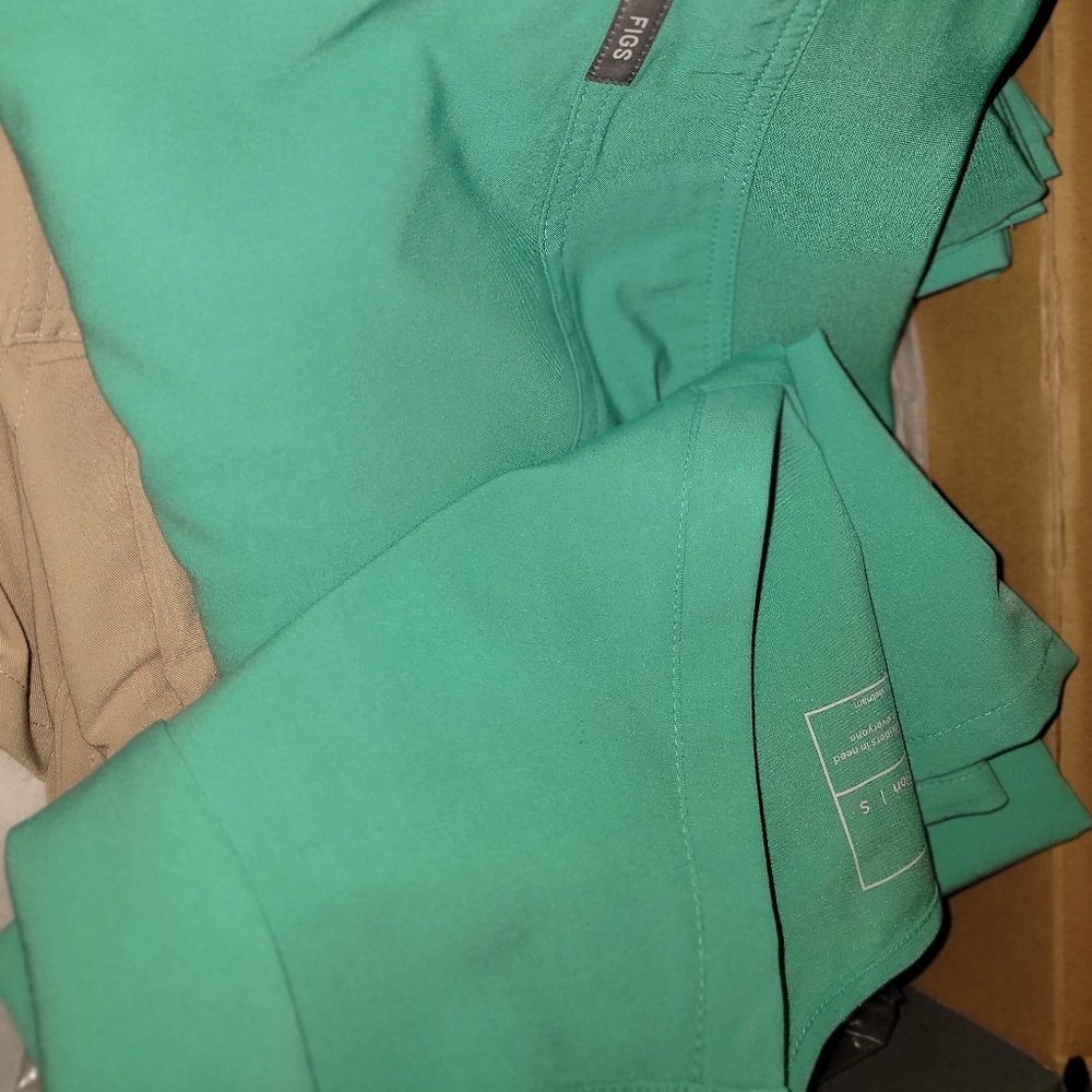 Figs Casma 3 pocket top